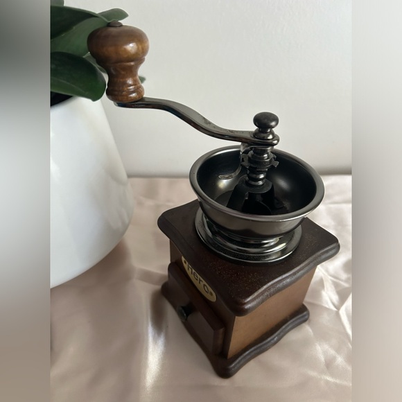 Classical Wooden Manual Coffee Bean Grinder - Picture 4 of 4